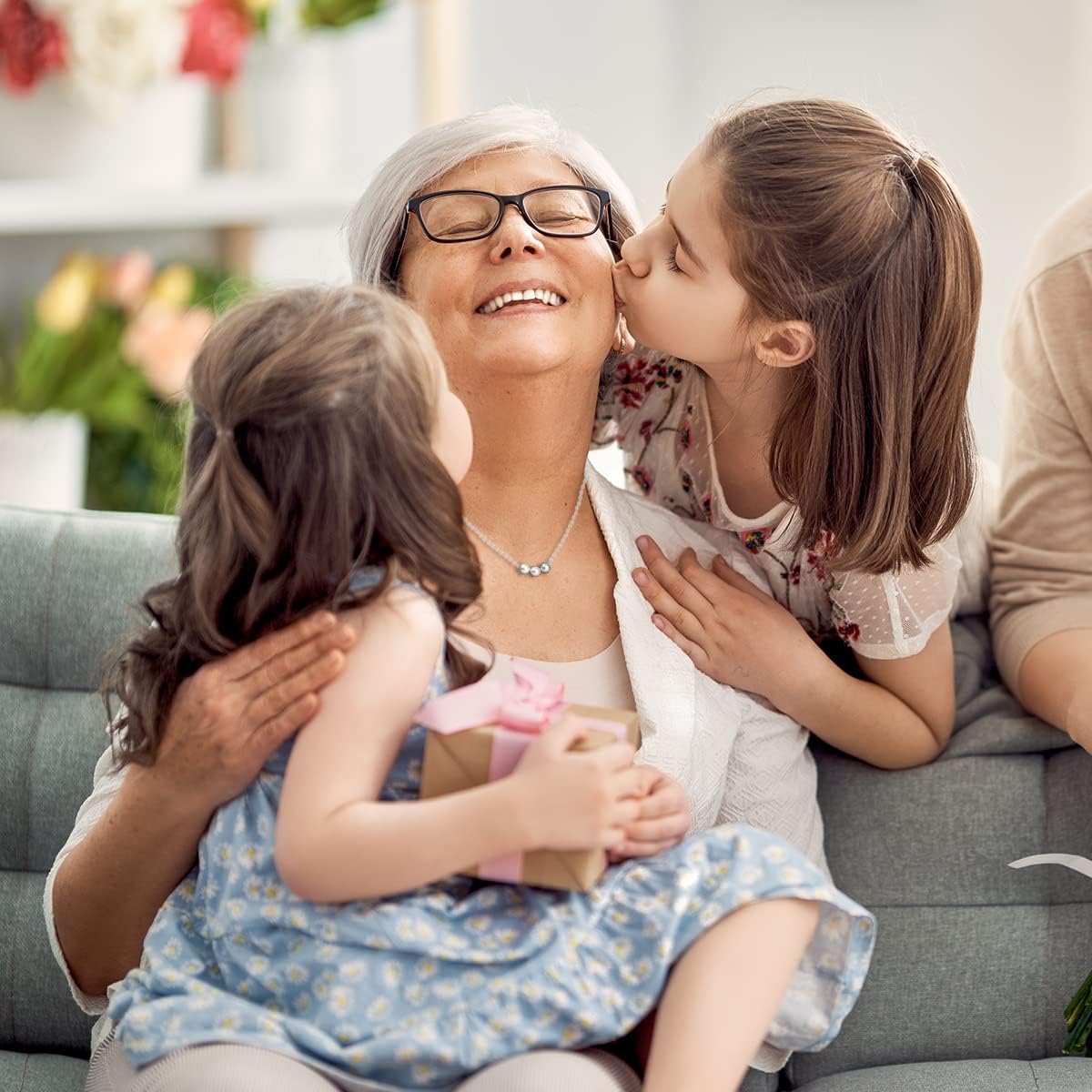 Sereney S925 Sterling Silver Grandma Necklace as Mothers Day Gifts for New Grandma, 3 Circles Grandmother Granddaughter Jewelry for Mom Nana, 3 Sterling Silver Pearl Jewelry as New Grandmother Gifts