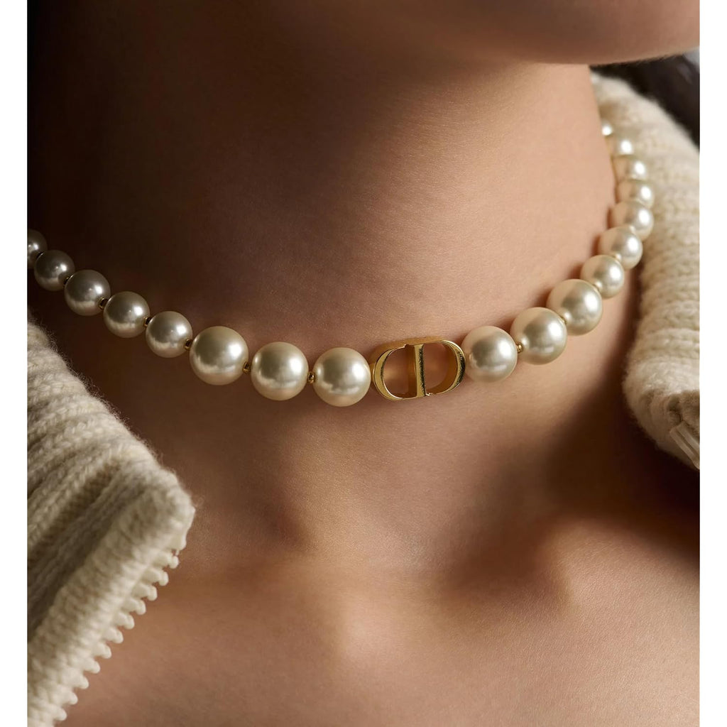 18K gold plated copper pearl necklace, with luxurious letter design and rectangular three-dimensional pendant, double-layered stacked straps highlighting the fashionable charm of women's jewelry