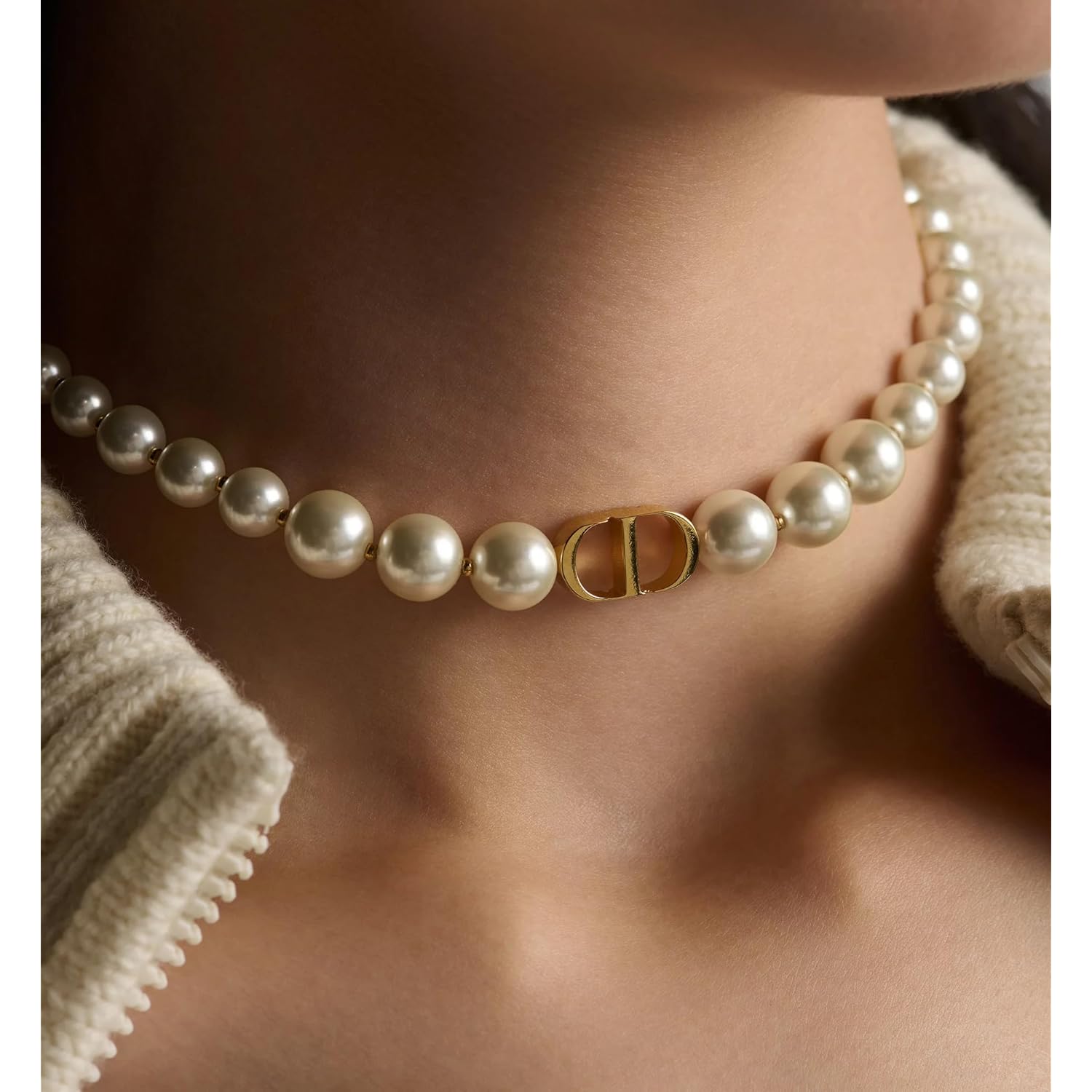 18K gold plated copper pearl necklace, with luxurious letter design and rectangular three-dimensional pendant, double-layered stacked straps highlighting the fashionable charm of women's jewelry
