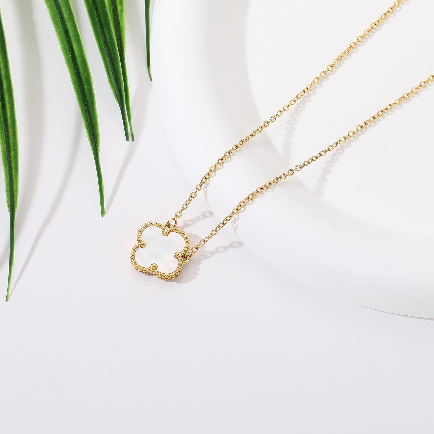 AIPPK Clover Pendant Necklace for Women 18K Gold Plated Four Leaf Clover Necklaces Lucky Simple Jewelry Gifts for Women