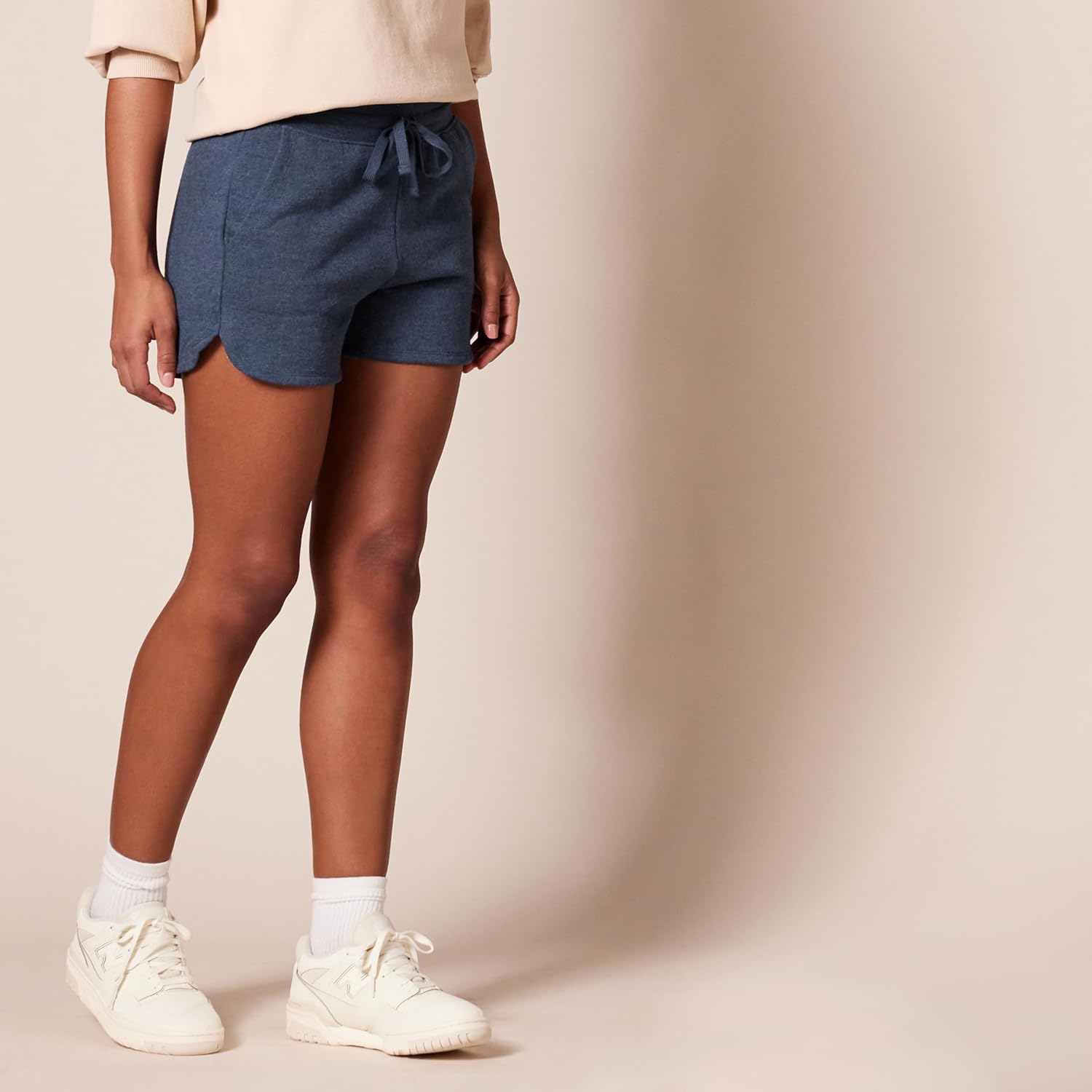 Amazon Essentials Women's Fleece Sweat Shorts with Drawstring
