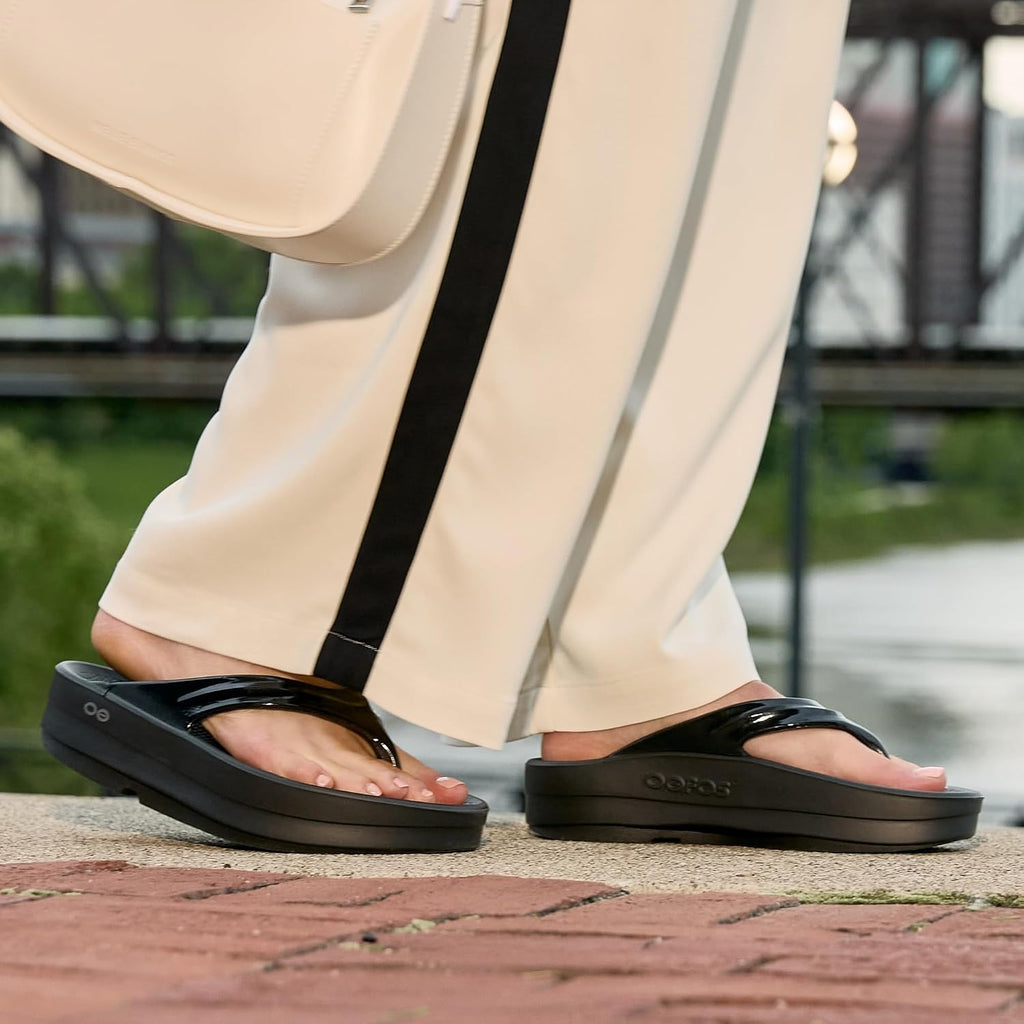 Oofos Womens Oomega Ooahh Slide