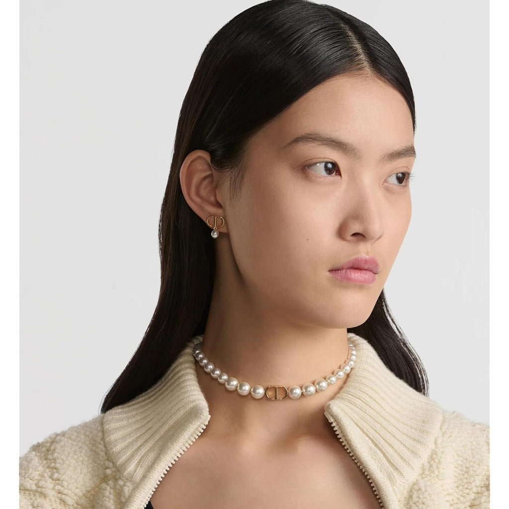 18K gold plated copper pearl necklace, with luxurious letter design and rectangular three-dimensional pendant, double-layered stacked straps highlighting the fashionable charm of women's jewelry