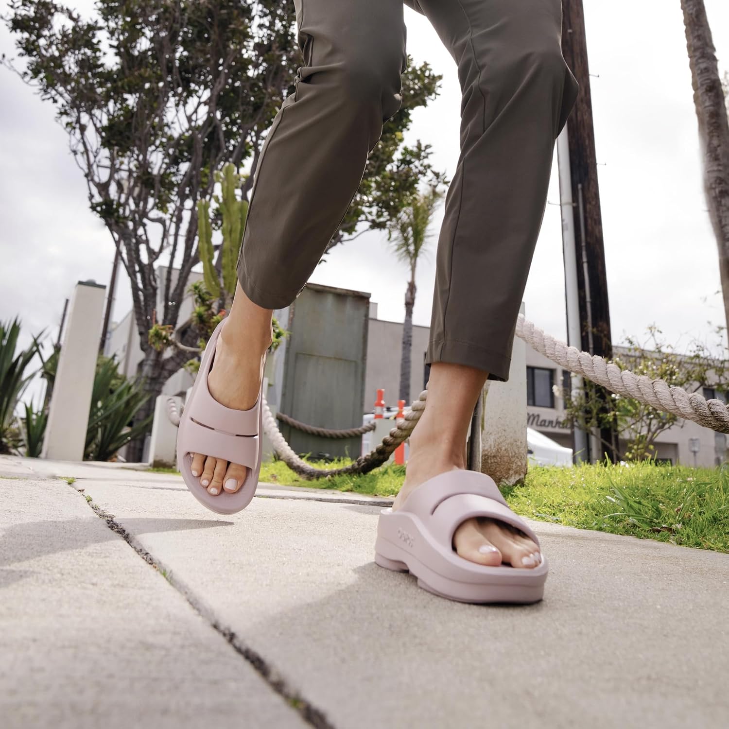 Oofos Oomega Ooahh Recovery Sandal - Women’S