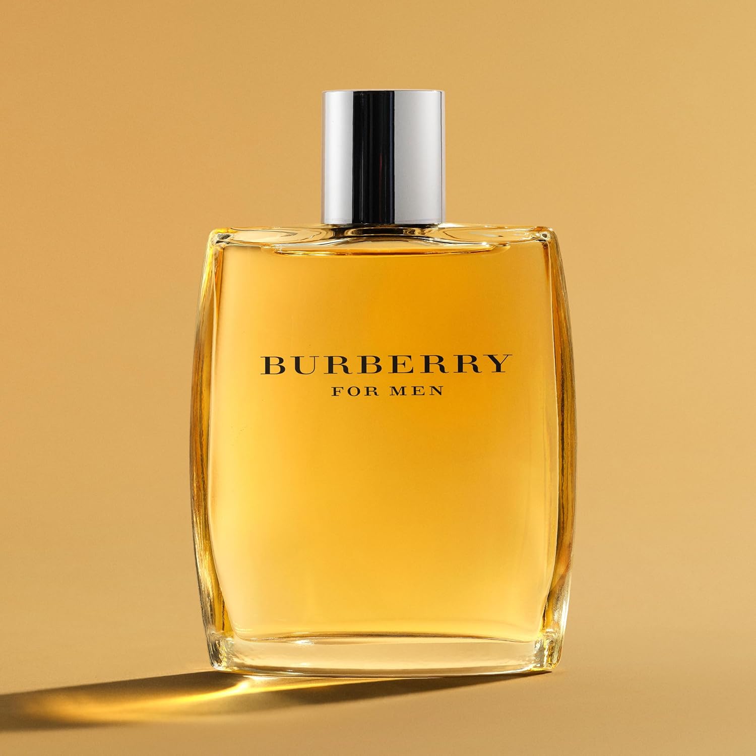 Burberry Classic Eau de Toilette – Woody Men's Cologne – With Notes of Bergamot, Fresh Mint, Sandalwood & Amber – Long Lasting Fragrance