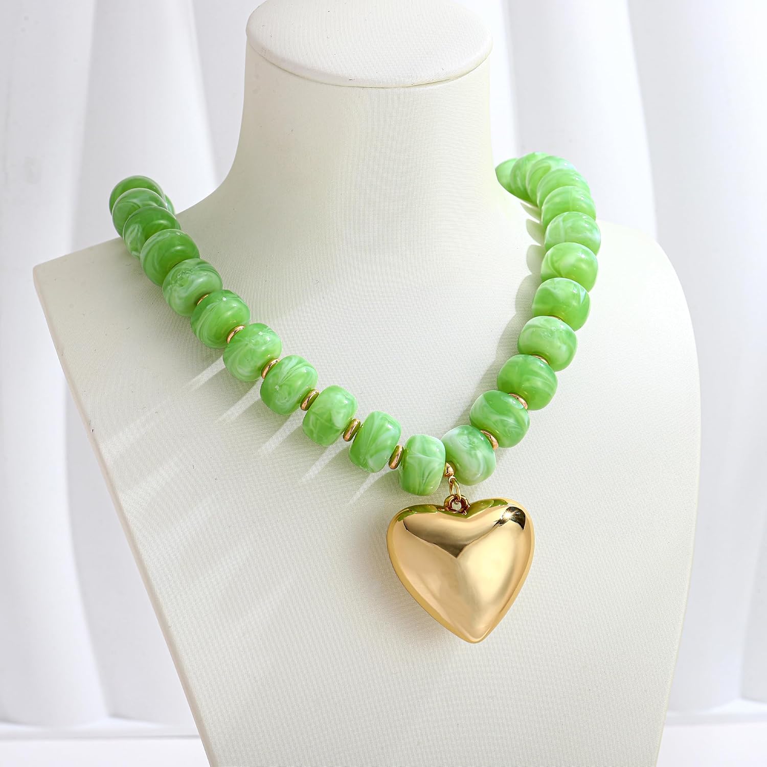 Gold Heart Pendant Necklaces for Women Colorful Acrylic Resin Beaded Choker Necklace Fashion Chunky Statement Beaded Heart Necklace