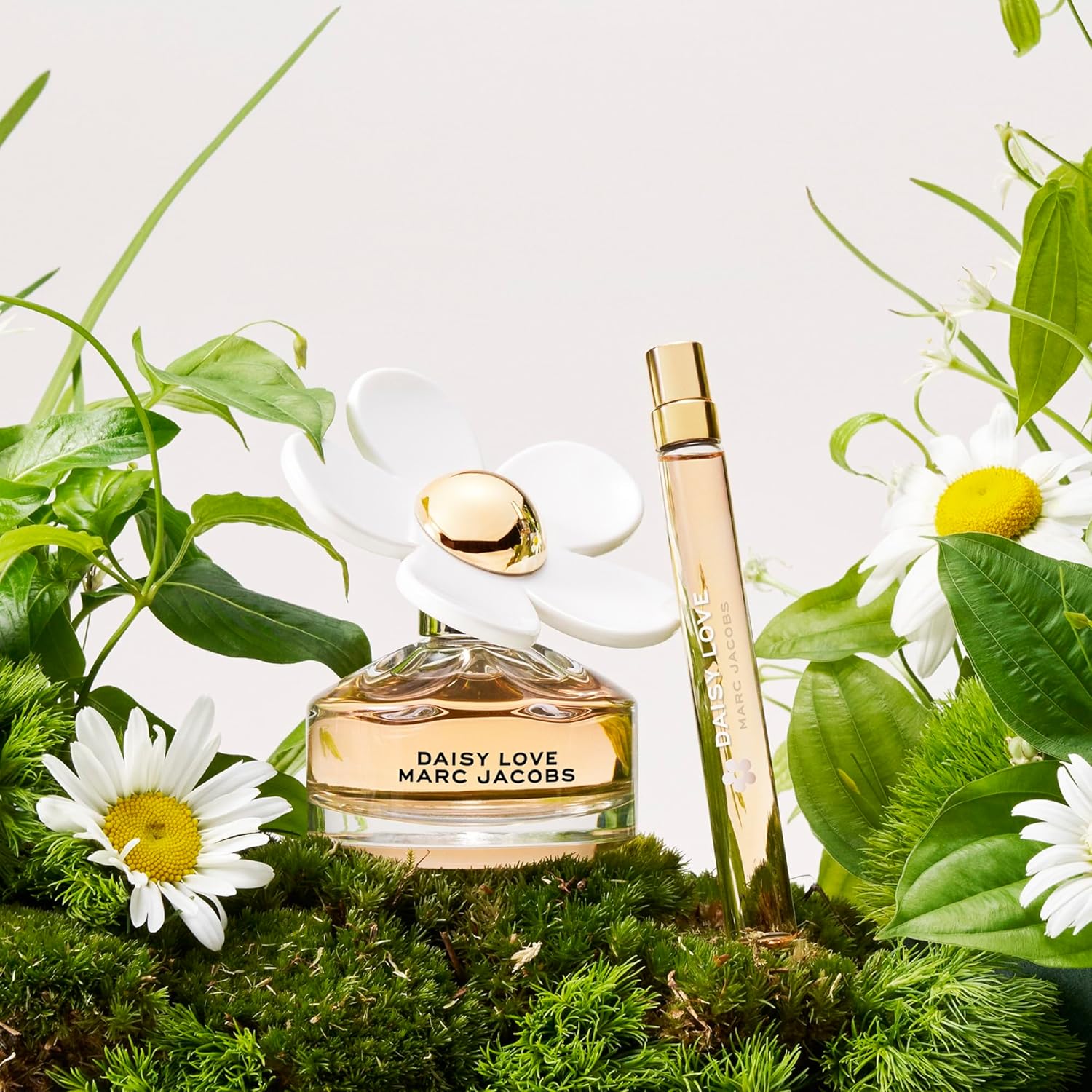 Marc Jacobs Daisy Love Eau de Toilette – Sweet Floral Women's Perfume – With Notes of Crystallized Cloudberries, Daisy Petals & Driftwoods
