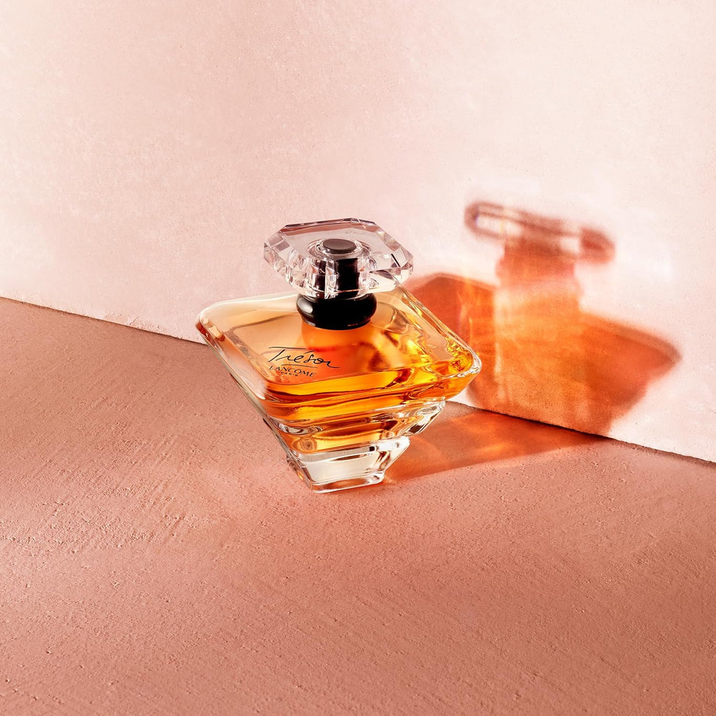 Lancôme Trésor Eau de Parfum - Long Lasting Fragrance with Notes of Rose, Lilac, Peach & Apricot Blossom - Elegant & Romantic Women's Perfume